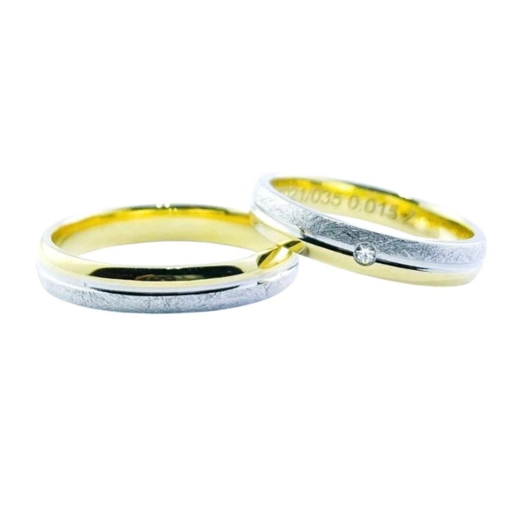 Alianzas en oro amarillo y blanco con diamante talla brillante. Espesor: 3.5 mm. Peso total: 7 gr.