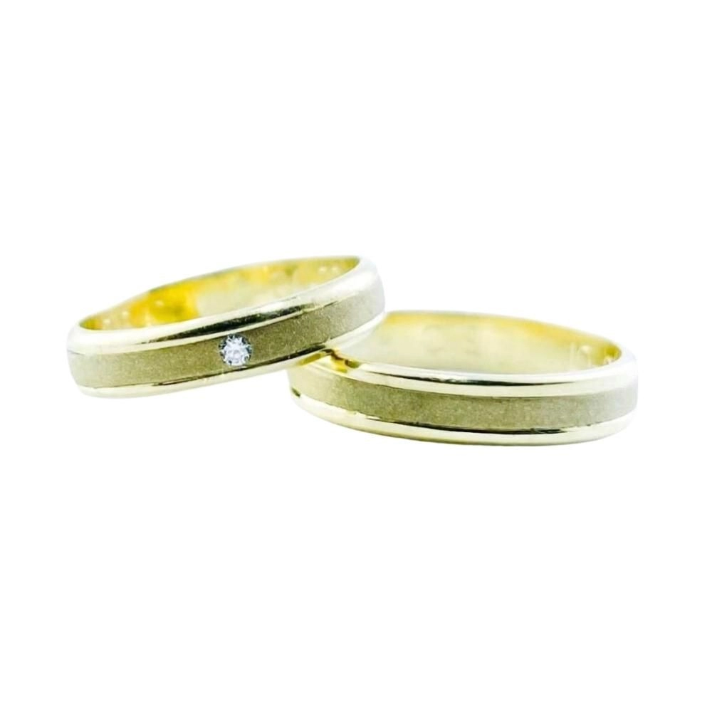 Alianzas en oro amarillo con diamante talla brillante. Espesor: 4 mm. Peso total: 8 grs.