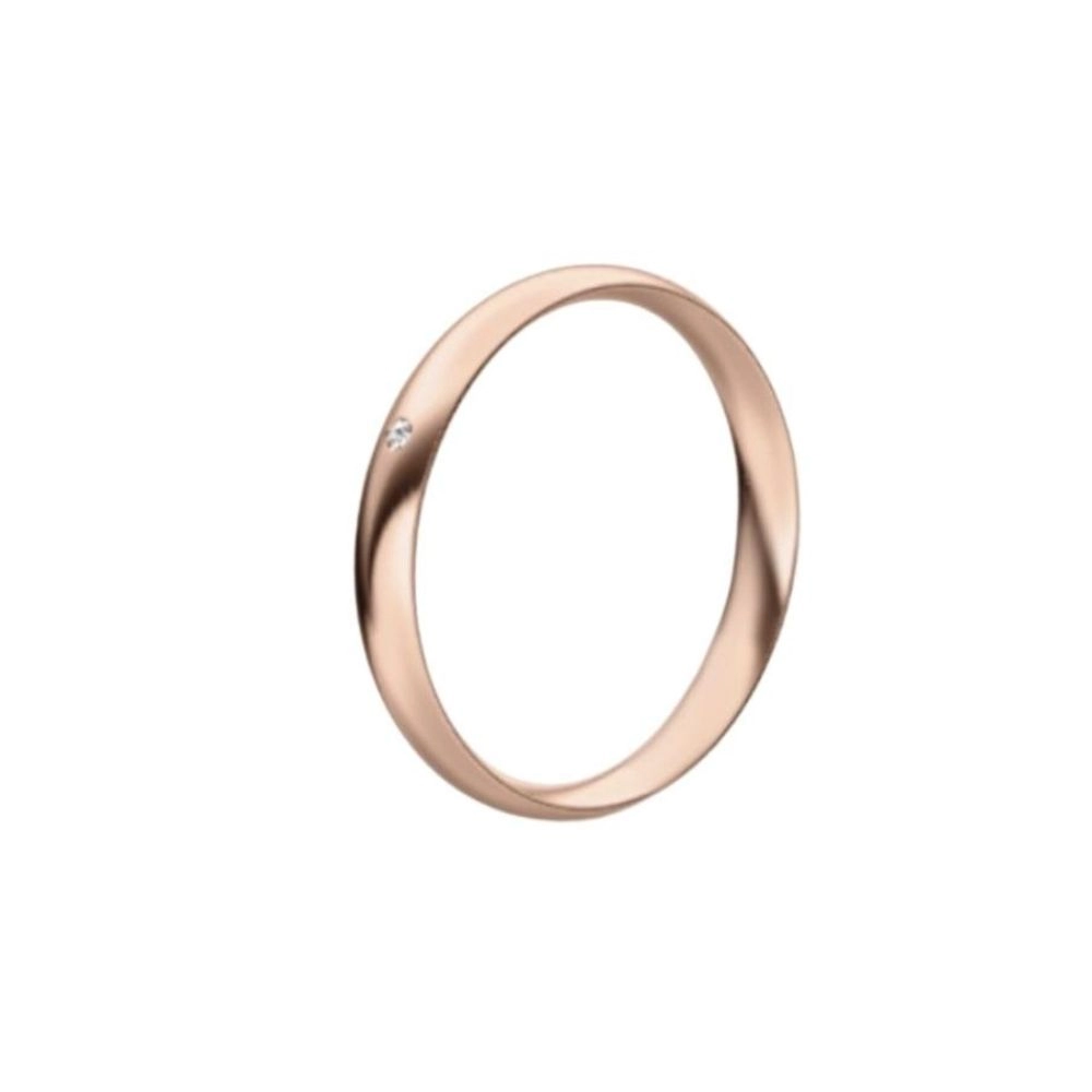 Una alianza media caña en oro rosa con diamante talla brillante. Espesor: 3 mm. Peso: 3 gr.