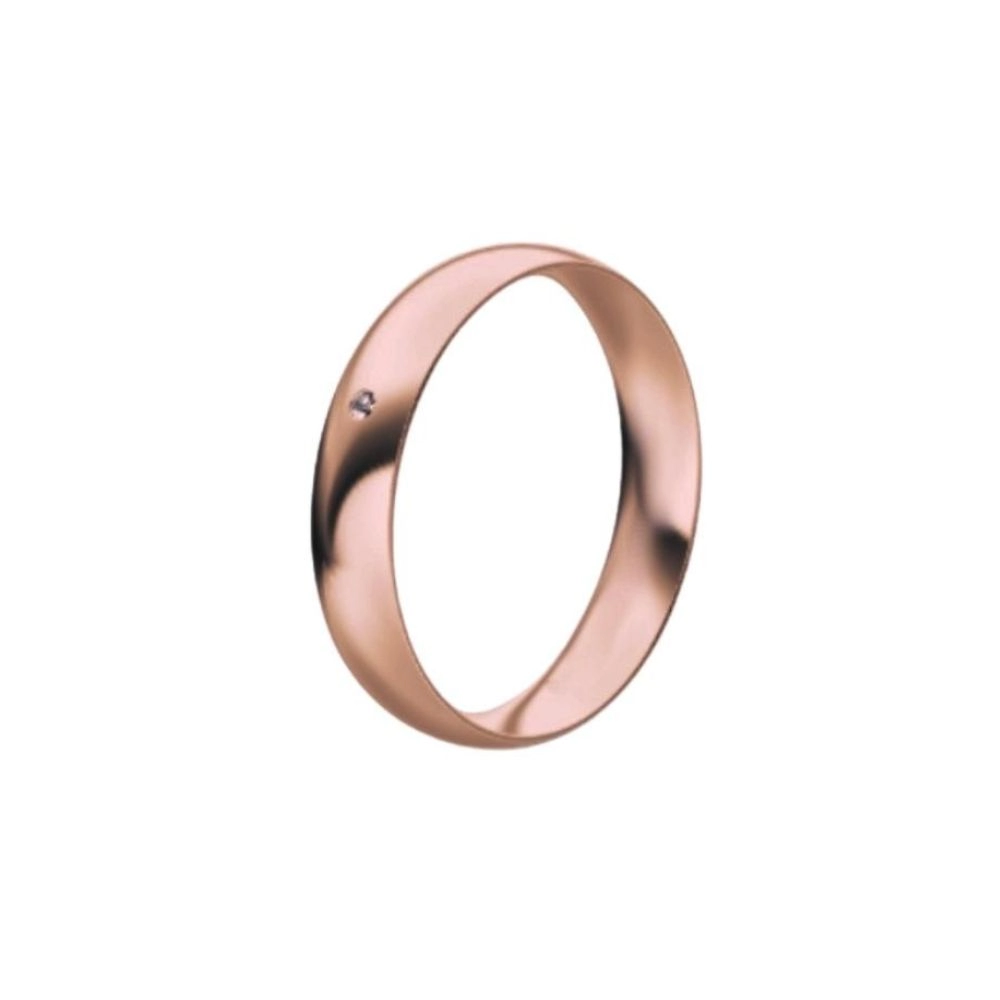 Una alianza media caña en oro rosa con diamante talla brillante. Espesor: 4 mm. Peso: 3.5 gr.