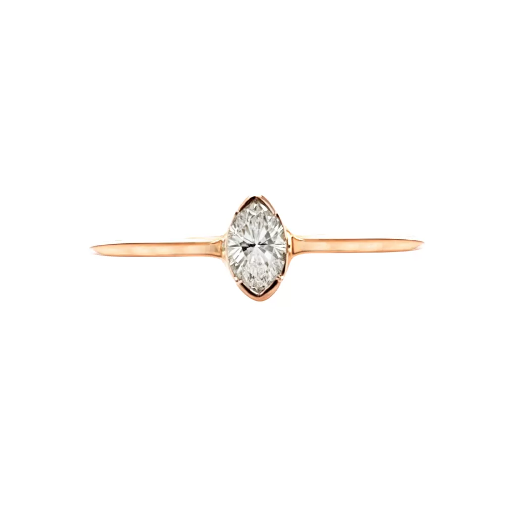 Anillo solitario en oro rosa con diamante talla marquesa (0.23 ct, color G, pureza SI).