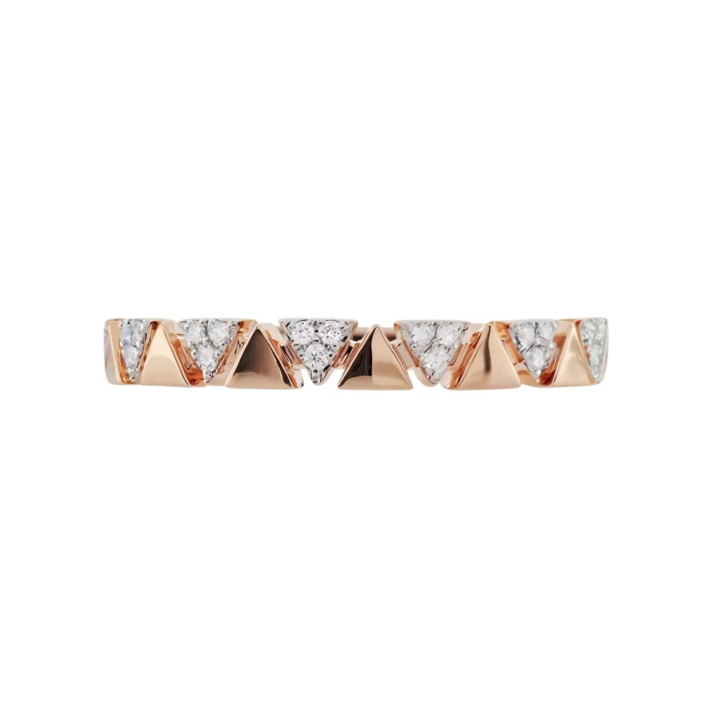 Anillo en oro rosa con diamantes talla brillante.