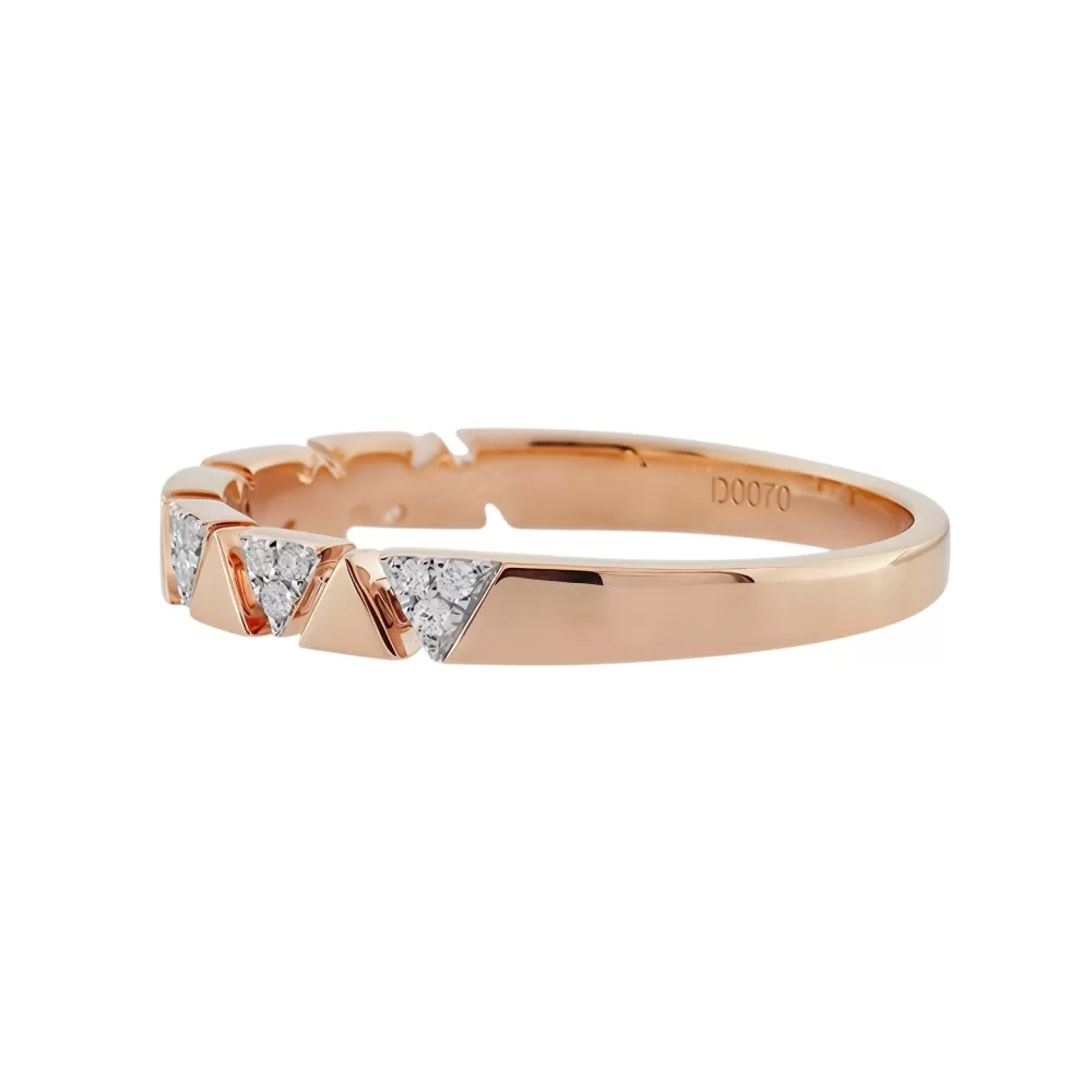 Anillo en oro rosa con diamantes talla brillante.