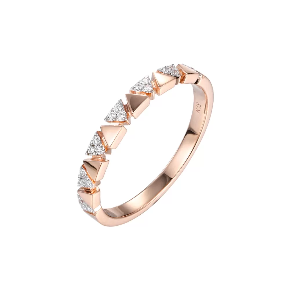 Anillo en oro rosa con diamantes talla brillante.