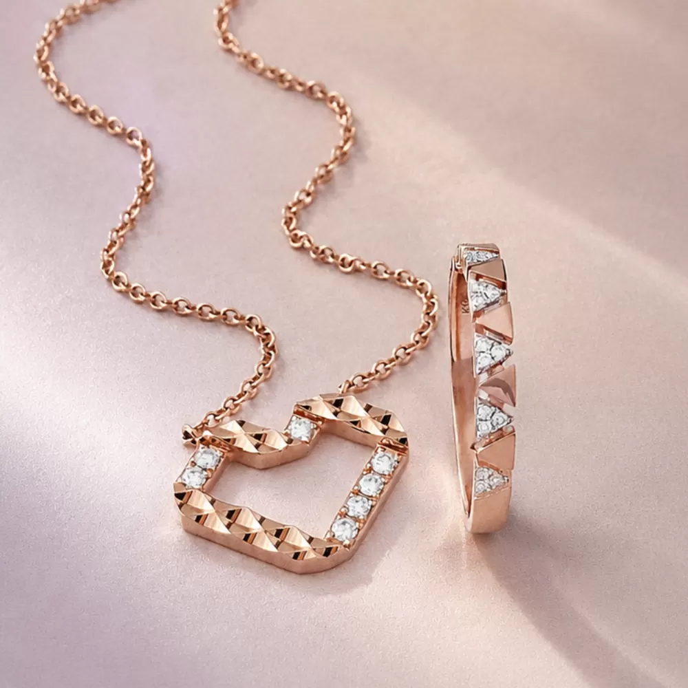 Anillo en oro rosa con diamantes talla brillante.