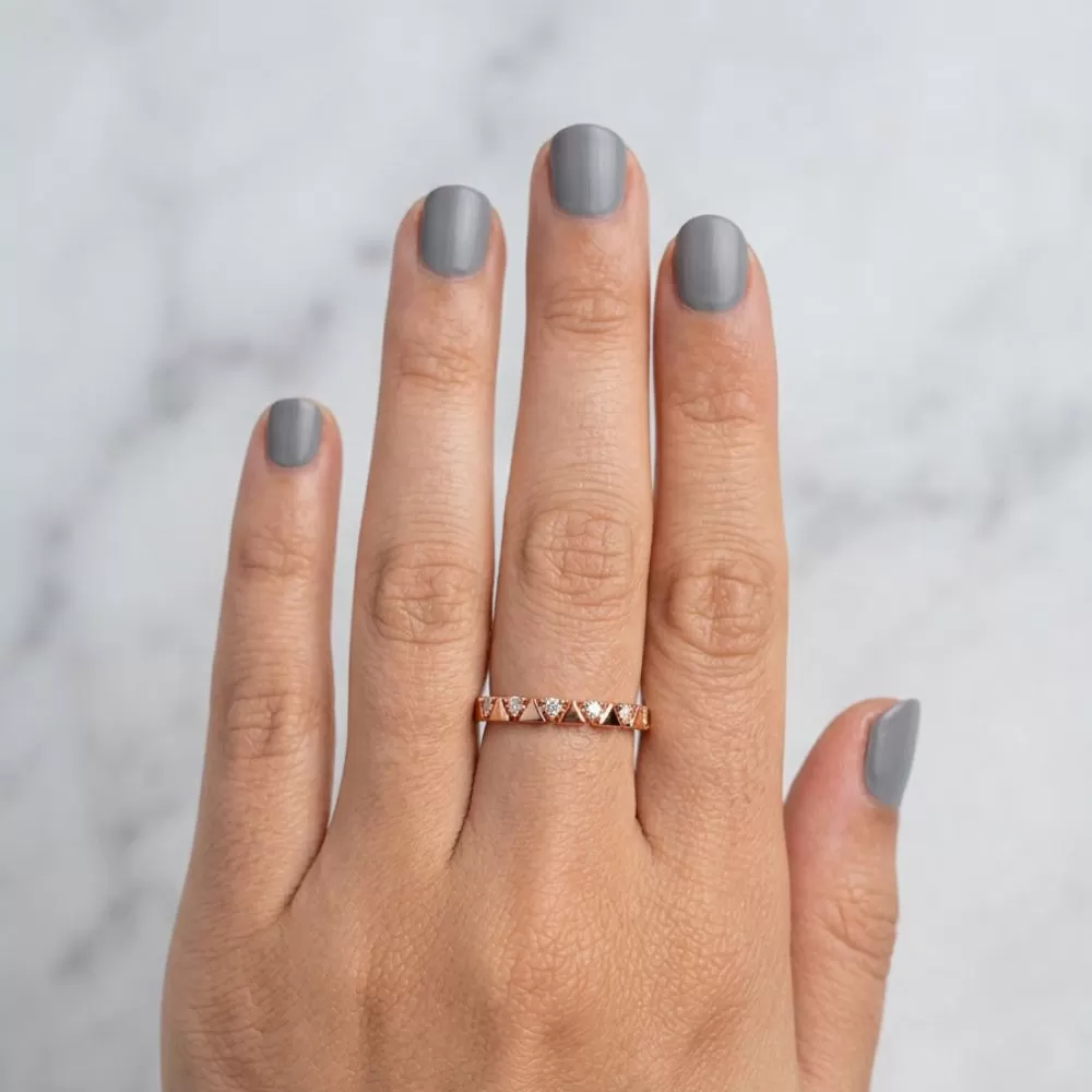 Anillo en oro rosa con diamantes talla brillante.