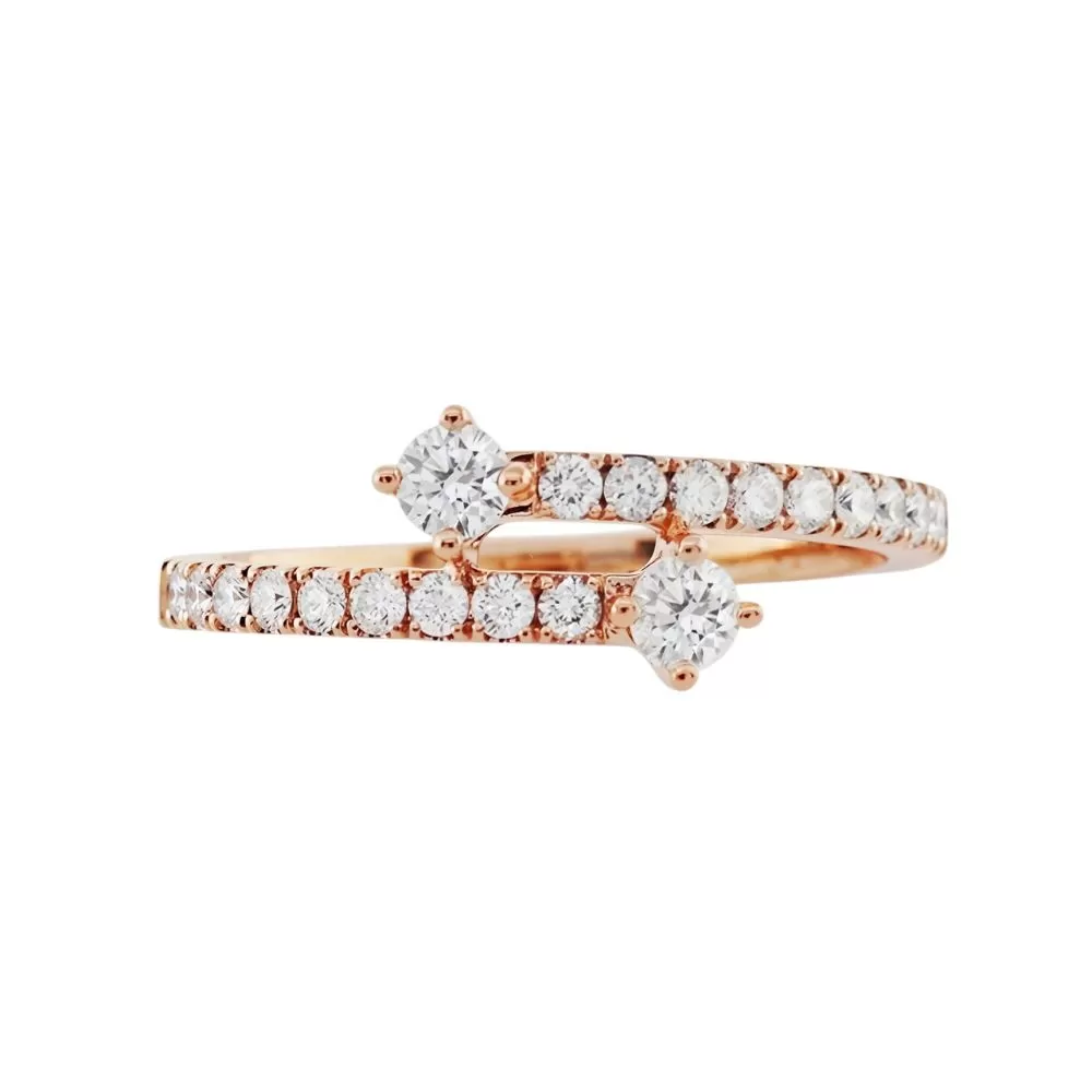 Anillo Bypass en oro rosa con diamantes talla brillante.