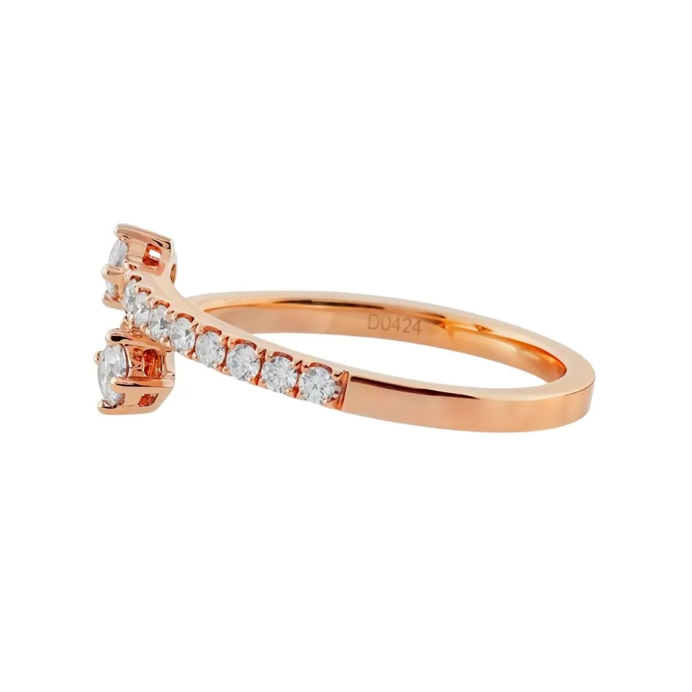Anillo Bypass en oro rosa con diamantes talla brillante.