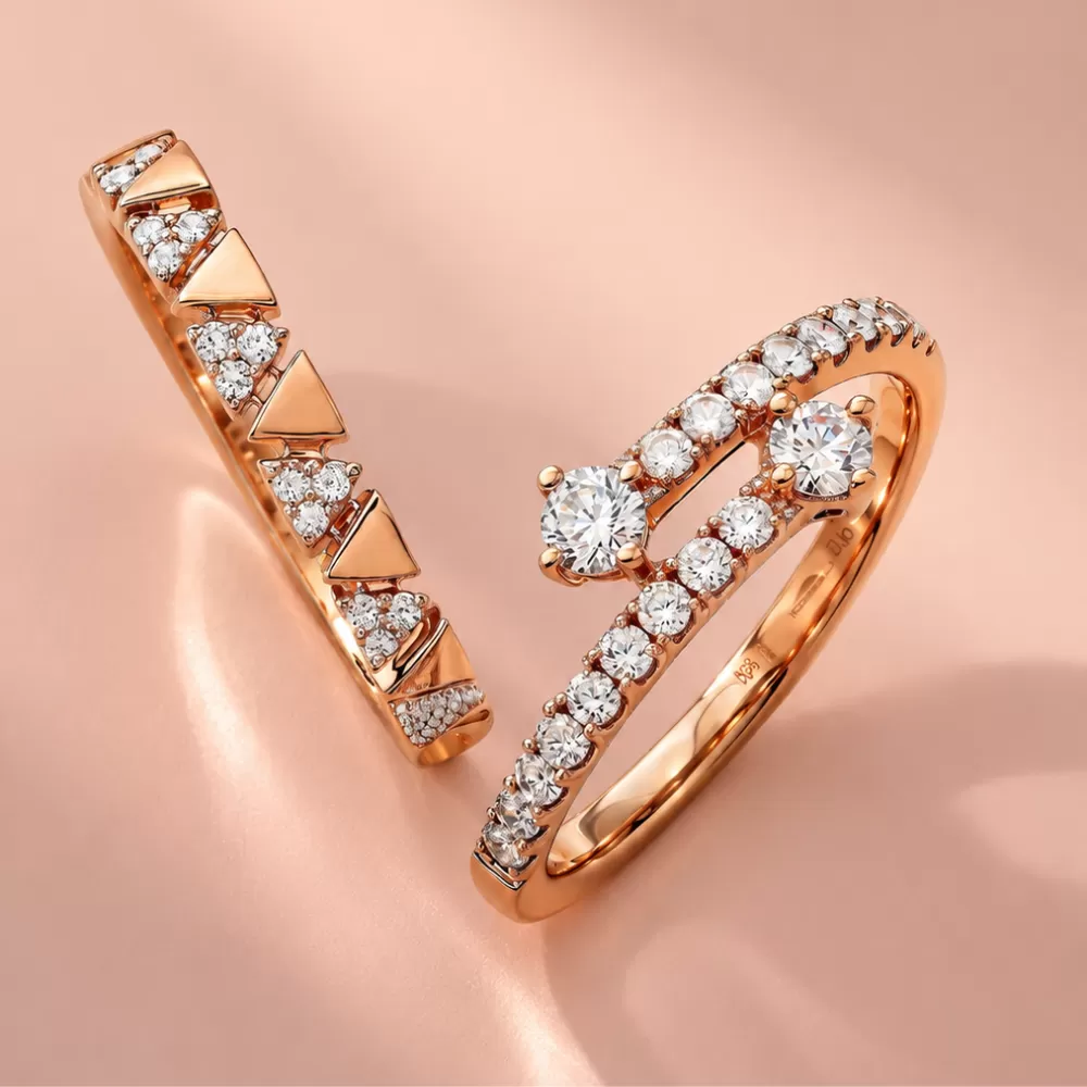 Anillo Bypass en oro rosa con diamantes talla brillante.