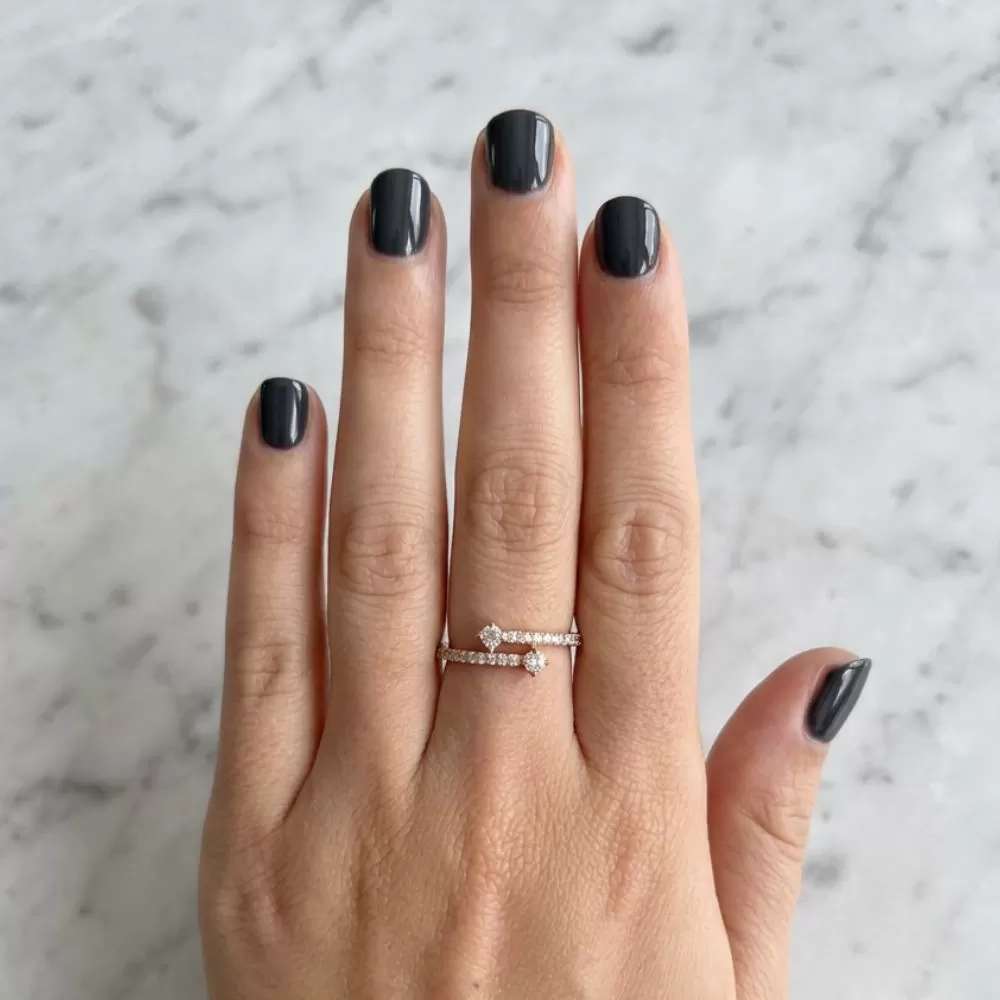 Anillo Bypass en oro rosa con diamantes talla brillante.