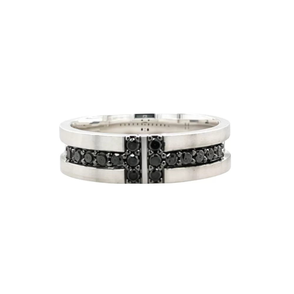 Anillo en platino con diamantes Fancy Black talla brillante.