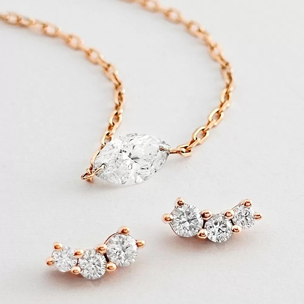Aros en oro rosa con diamantes talla brillante.