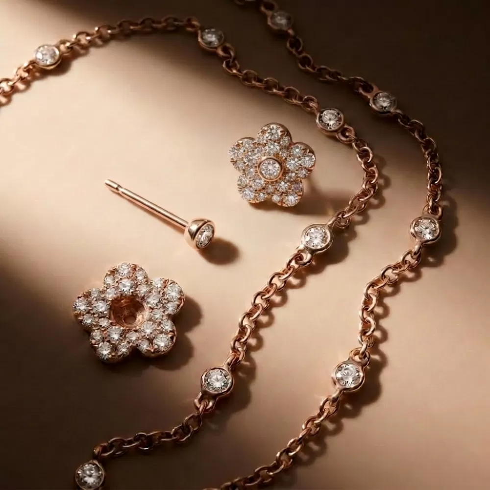 Aros en oro rosa con diamantes talla brillante.