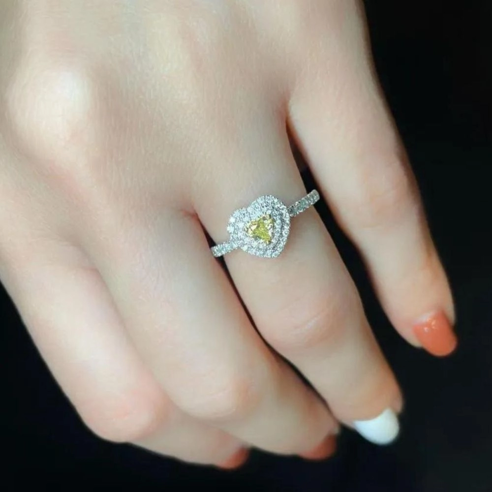 Anillo de Compromiso en oro blanco con diamante Fancy Yellow talla corazón (0.245 ct).