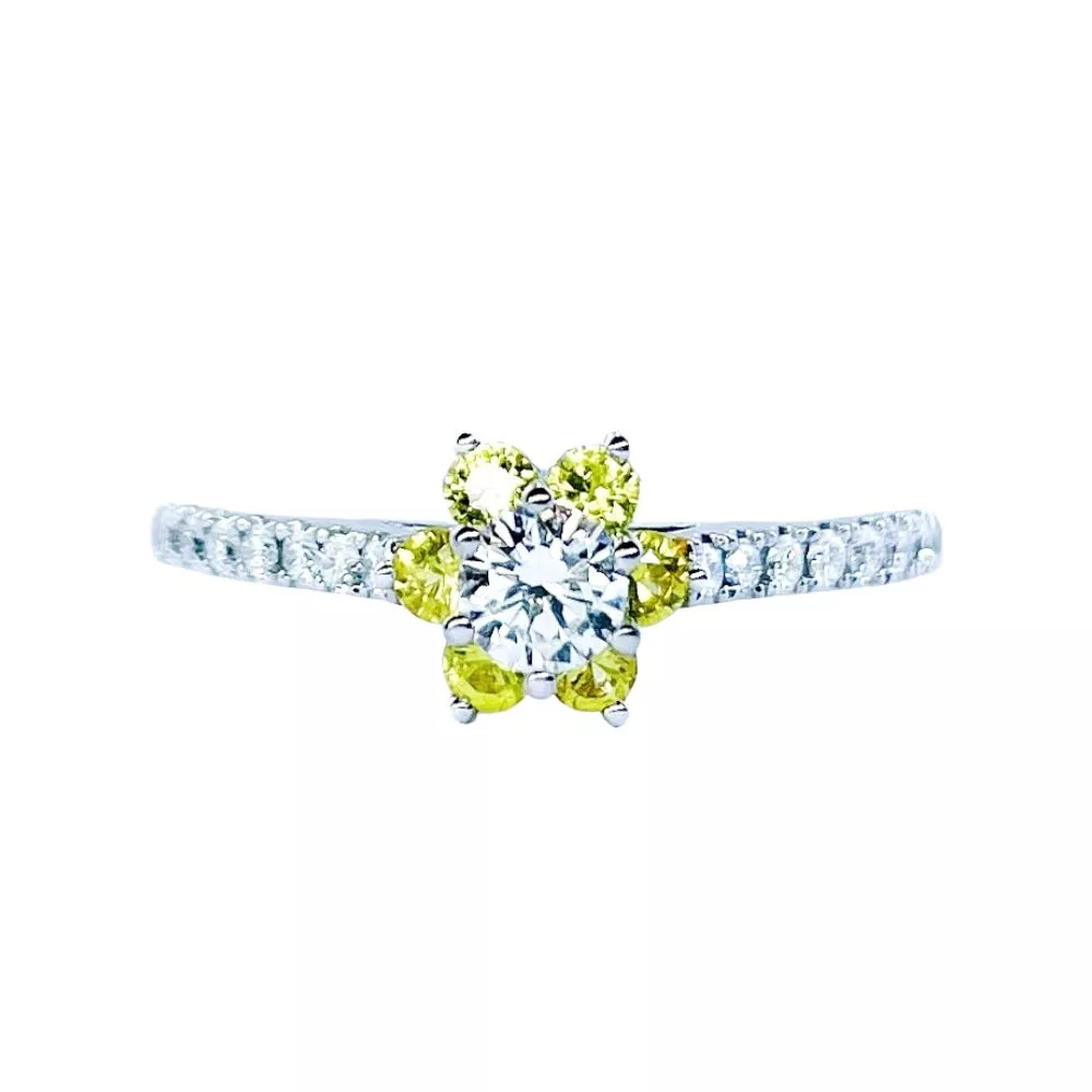 Anillo de Compromiso en oro blanco con diamante talla brillante (0.18 ct, color F, pureza VVS2) y zafiros amarillos talla brillante.