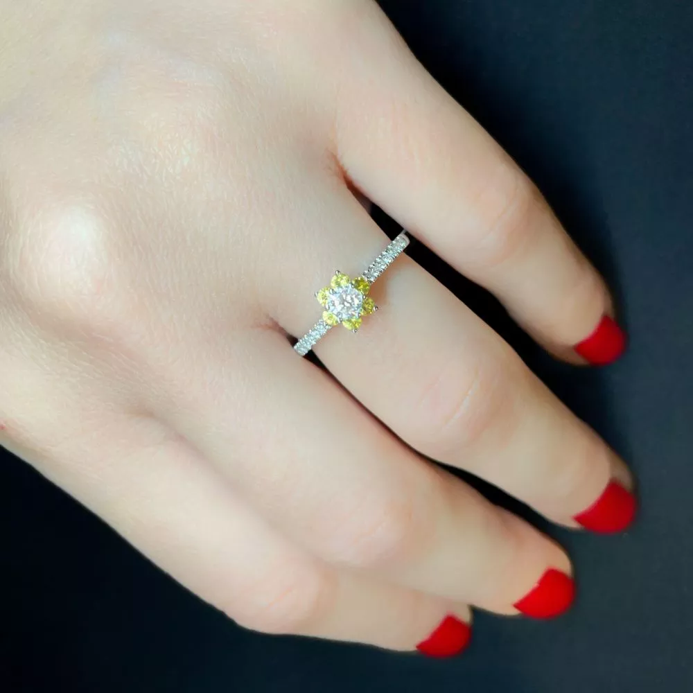 Anillo de Compromiso en oro blanco con diamante talla brillante (0.18 ct, color F, pureza VVS2) y zafiros amarillos talla brillante.