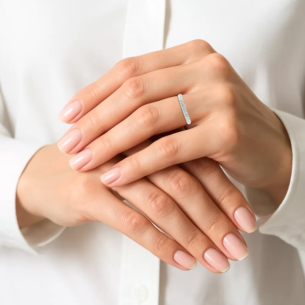 Anillo en oro blanco con diamantes talla brillante.