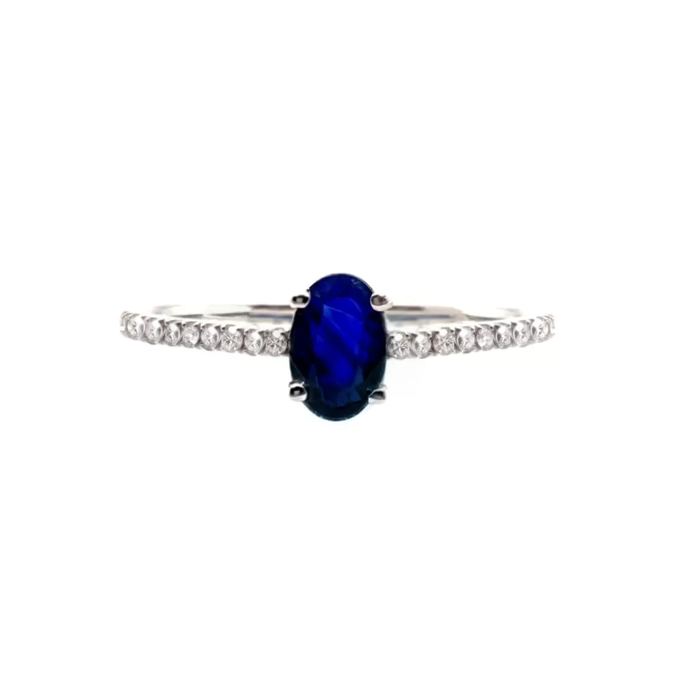 Anillo en oro blanco con zafiro talla oval y diamantes talla brillante (0.45 ct).