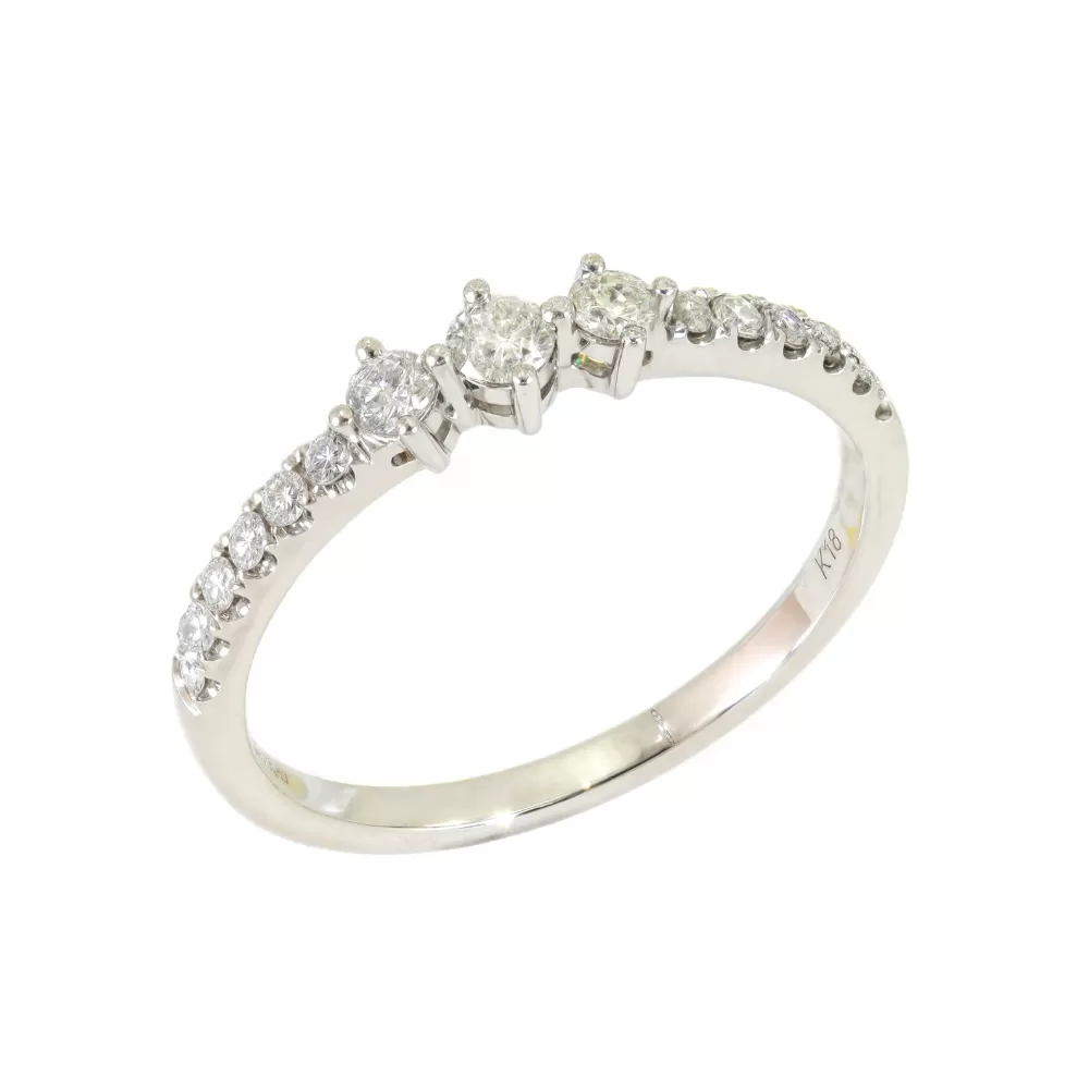 Anillo en oro blanco con diamantes talla brillante.