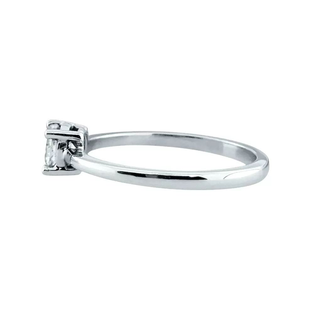 Anillo Solitario en oro blanco con diamante talla brillante (0.36 ct, color  J, pureza I1).