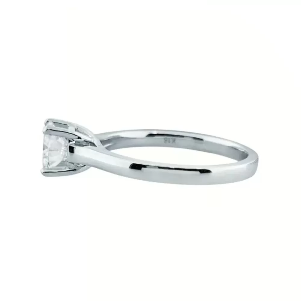 Anillo Solitario en oro blanco con diamante talla brillante (0.77 ct, color  I, pureza SI1).