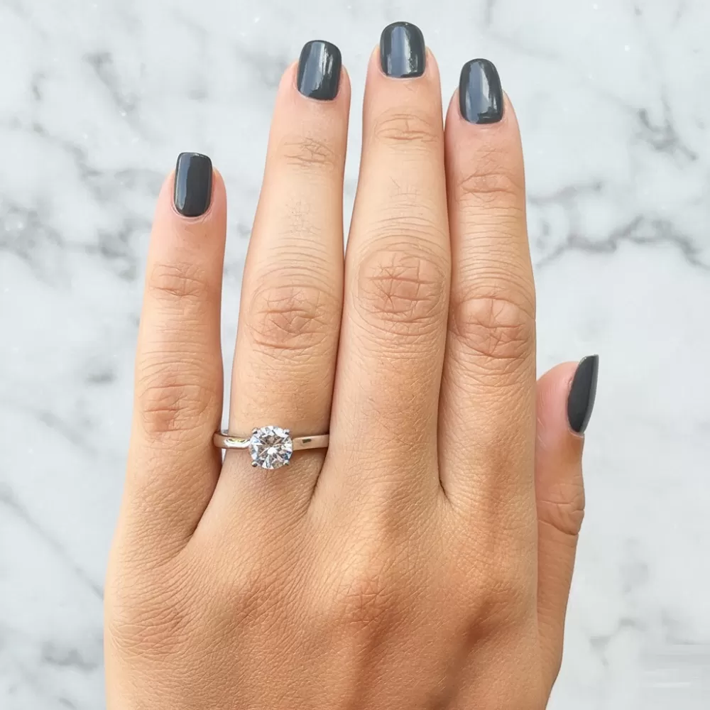 Anillo Solitario en oro blanco con diamante talla brillante (0.77 ct, color  I, pureza SI1).