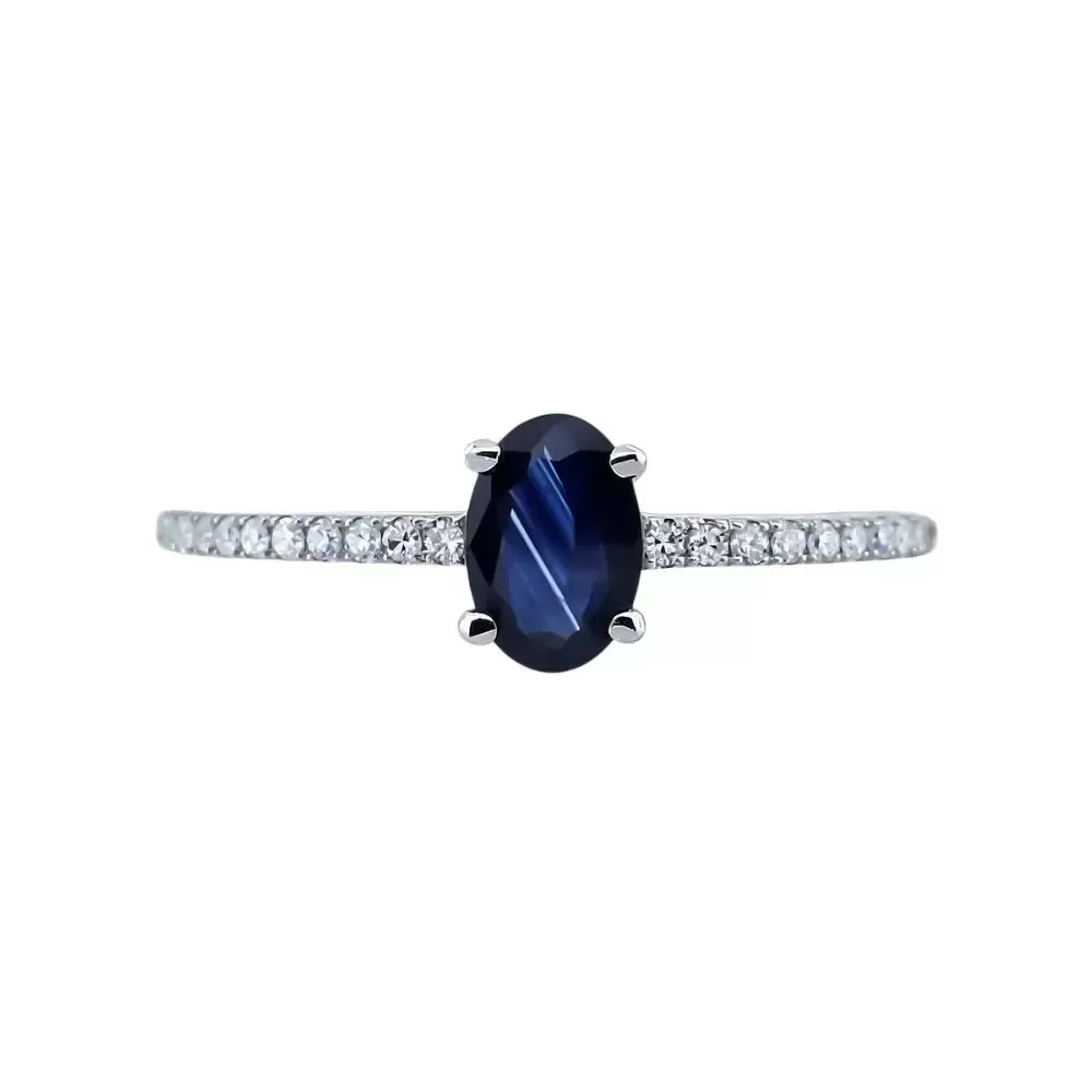 Anillo en oro blanco con zafiro talla oval (0.45 ct) y diamantes talla brillante 