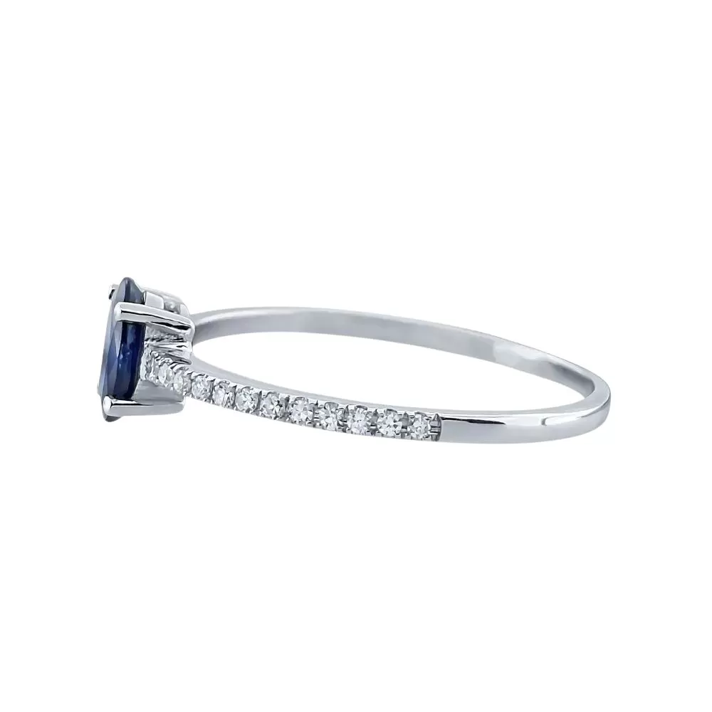 Anillo en oro blanco con zafiro talla oval (0.45 ct) y diamantes talla brillante 