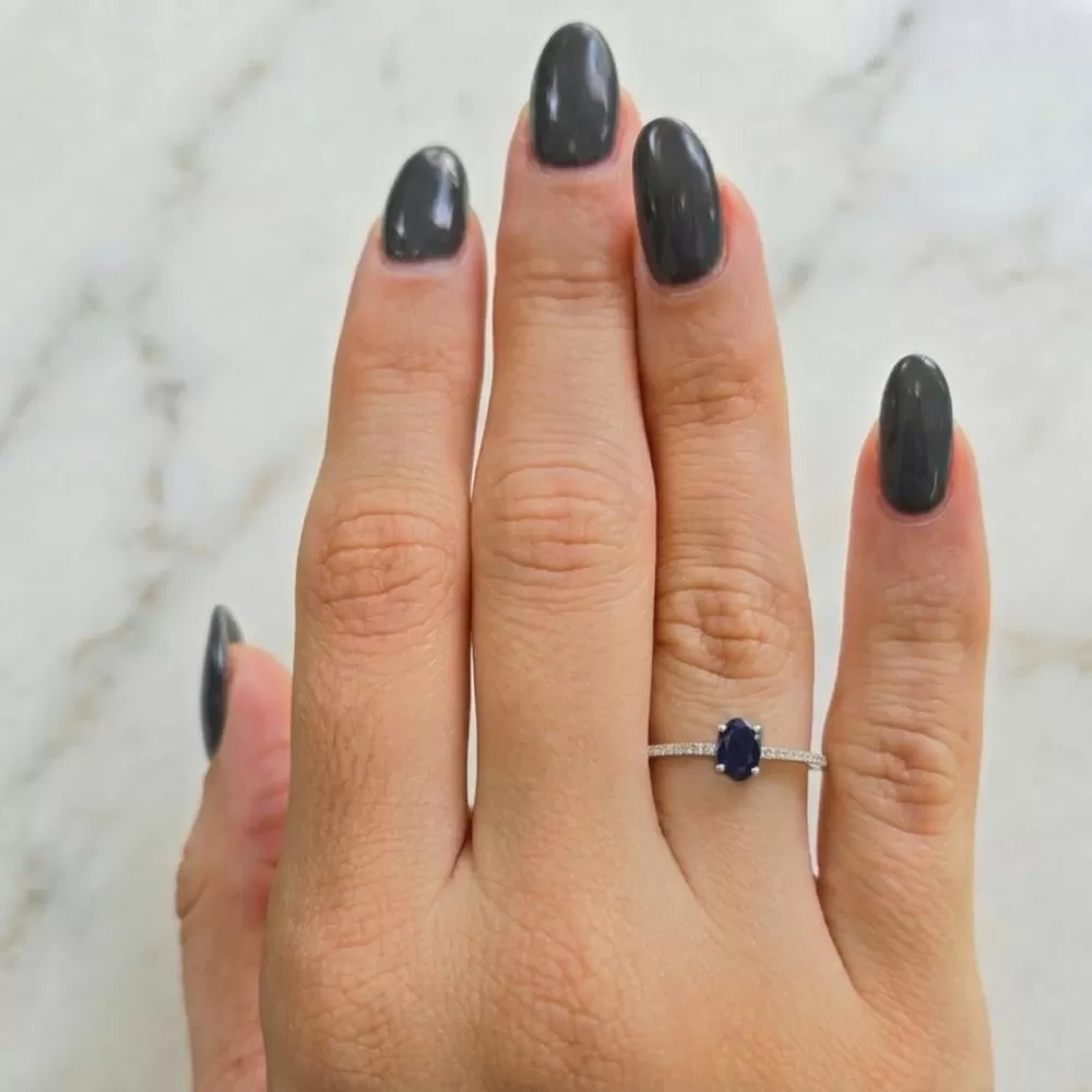 Anillo en oro blanco con zafiro talla oval (0.45 ct) y diamantes talla brillante 