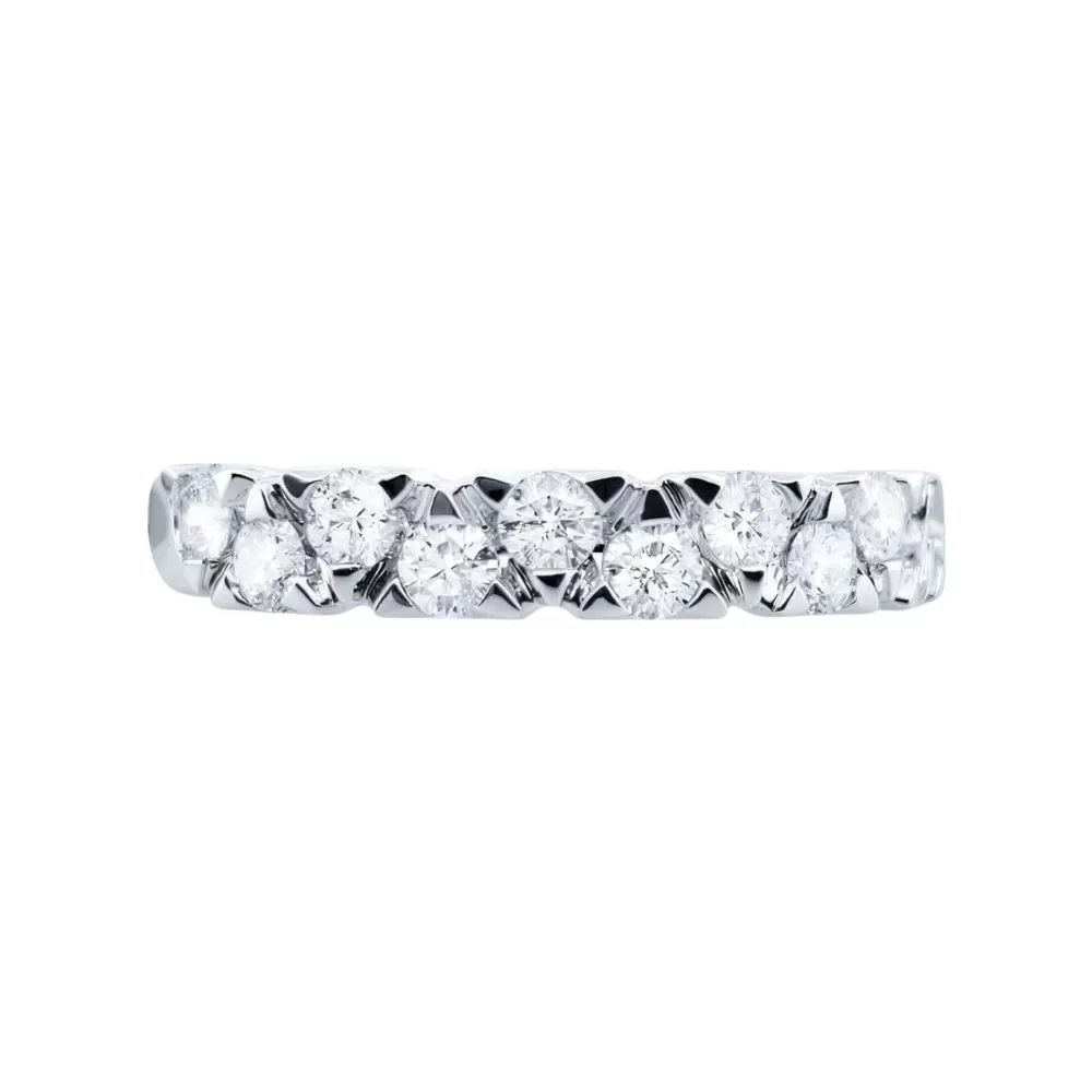 Anillo en oro blanco con diamantes talla brillante.