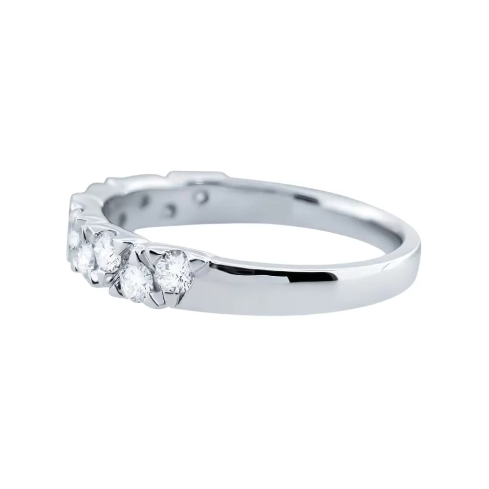 Anillo en oro blanco con diamantes talla brillante.