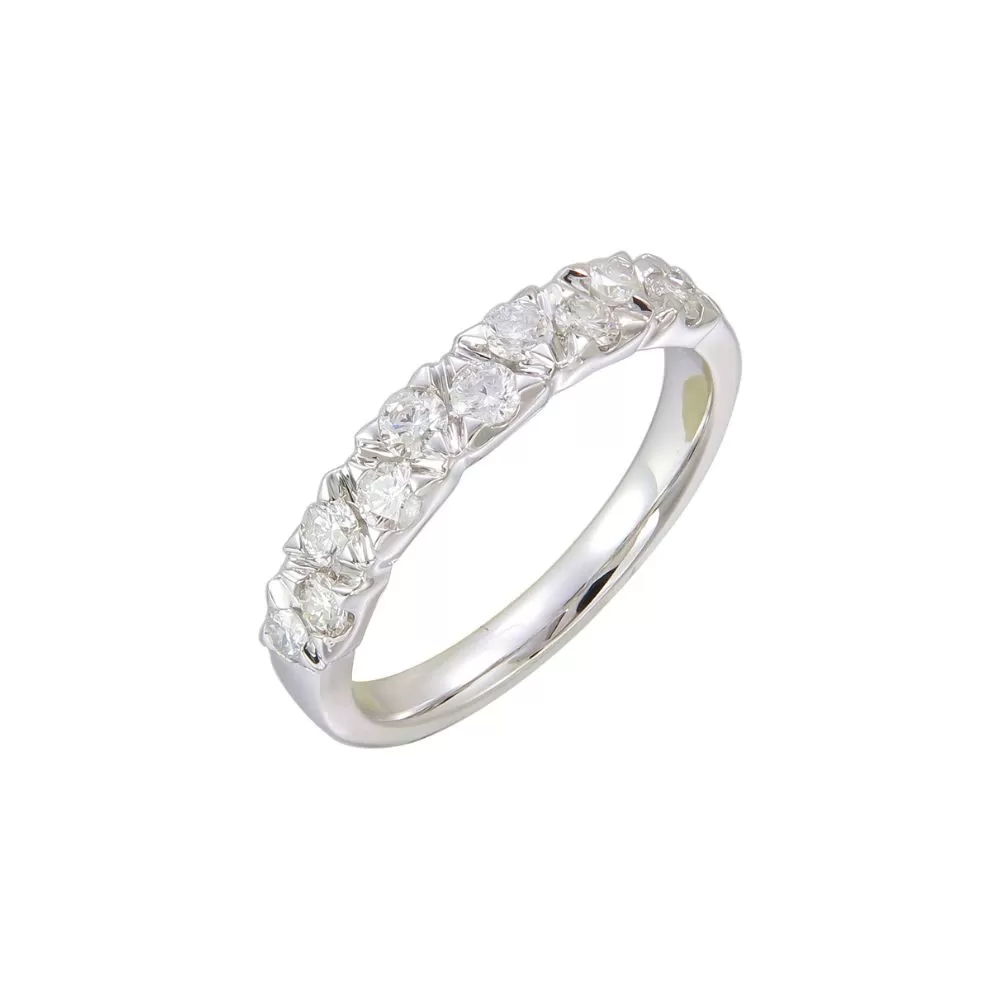 Anillo en oro blanco con diamantes talla brillante.