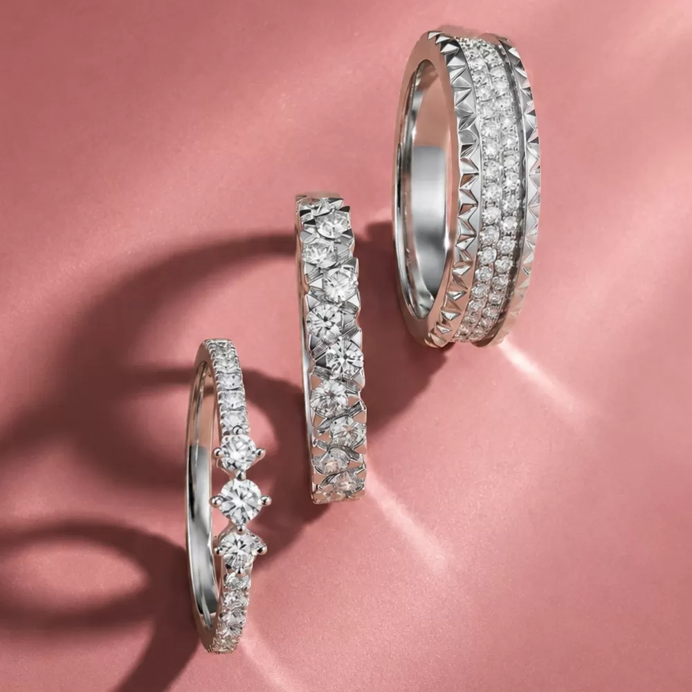 Anillo en oro blanco con diamantes talla brillante.