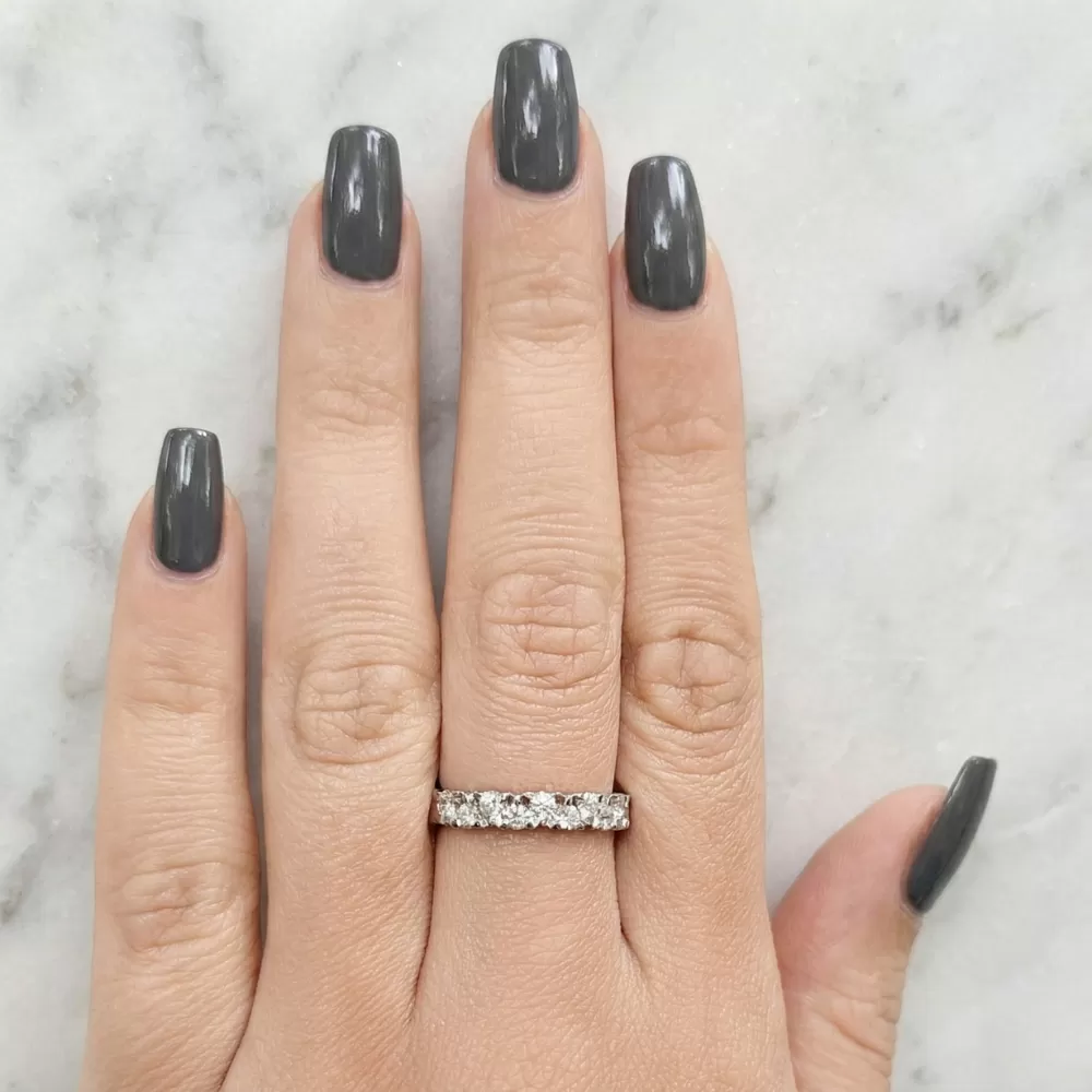 Anillo en oro blanco con diamantes talla brillante.