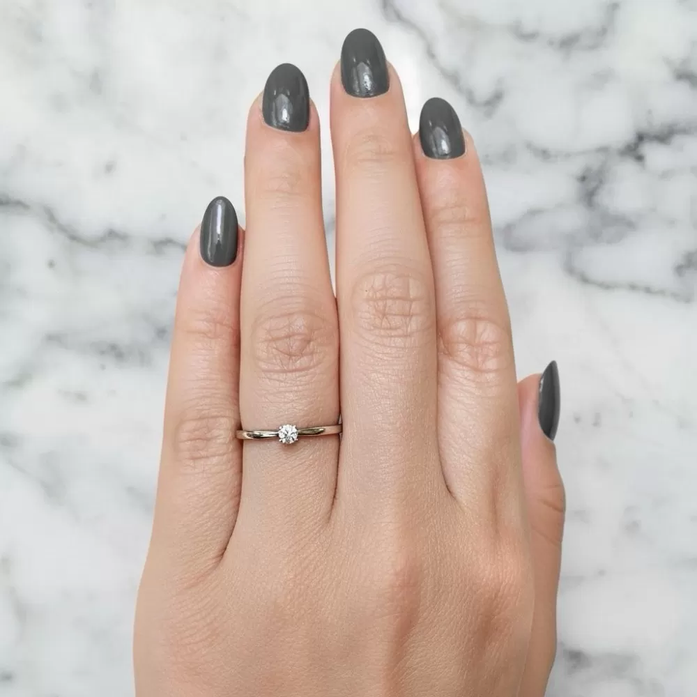 Anillo Solitario en oro blanco con diamante talla brillante (0.10 ct, color G, pureza SI).