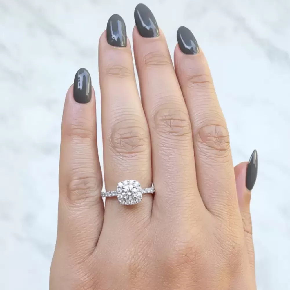 Anillo de Compromiso en oro blanco con diamante talla brillante (0.30 ct, color H, pureza VS2).
