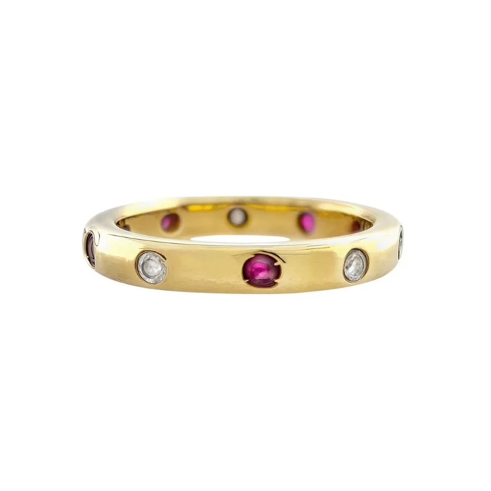 Anillo en oro amarillo con diamantes talla brillante y rubies talla brillante.