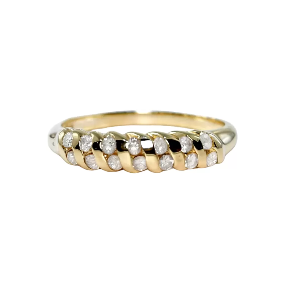 Anillo en oro amarillo con diamantes talla brillante.