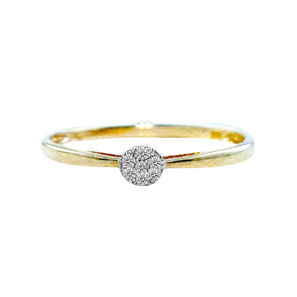 Anillo en oro amarillo con diamantes talla brillante.