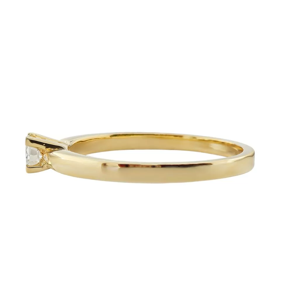 Anillo Solitario en oro amarillo con diamante talla brillante (0.10 ct, color G, pureza VS1).