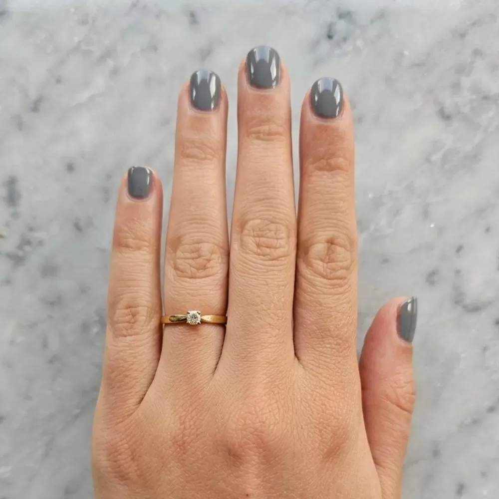 Anillo Solitario en oro amarillo con diamante talla brillante (0.10 ct, color G, pureza VS1).