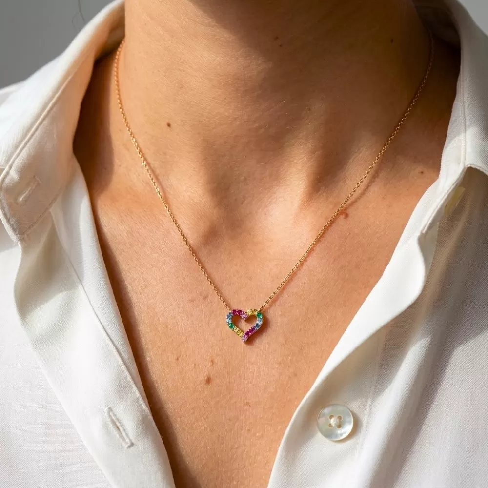 Collar en oro rosa con esmeraldas, rubies y zafiros amarillos, rosa y azules talla brillante.