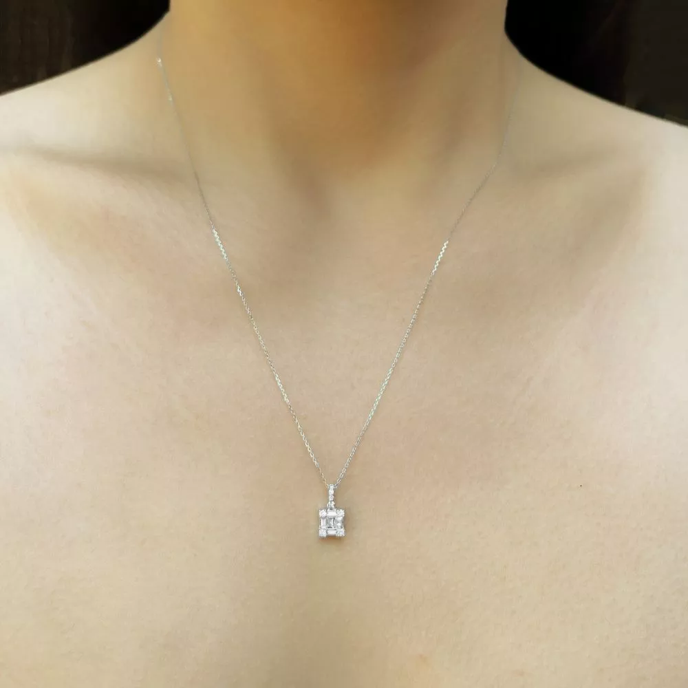 Necklace in white gold set with baguette-cut and brilliant-cut diamonds.