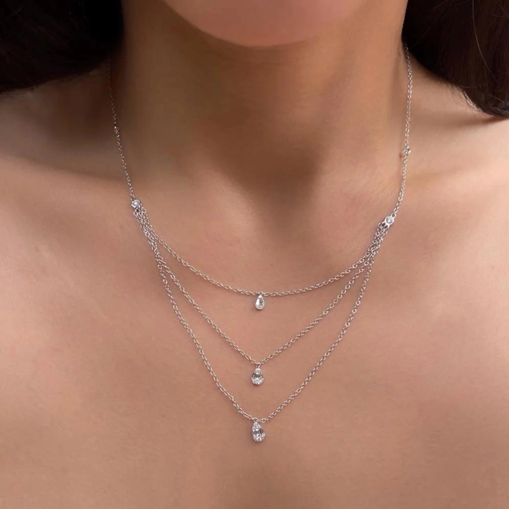 Necklace in white gold set with brilliant-cut and baguette-cut diamonds.