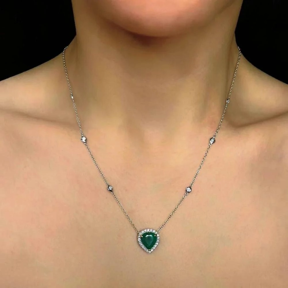 Necklace in white gold set with brilliant-cut diamonds and teadrop-cut emeralds.