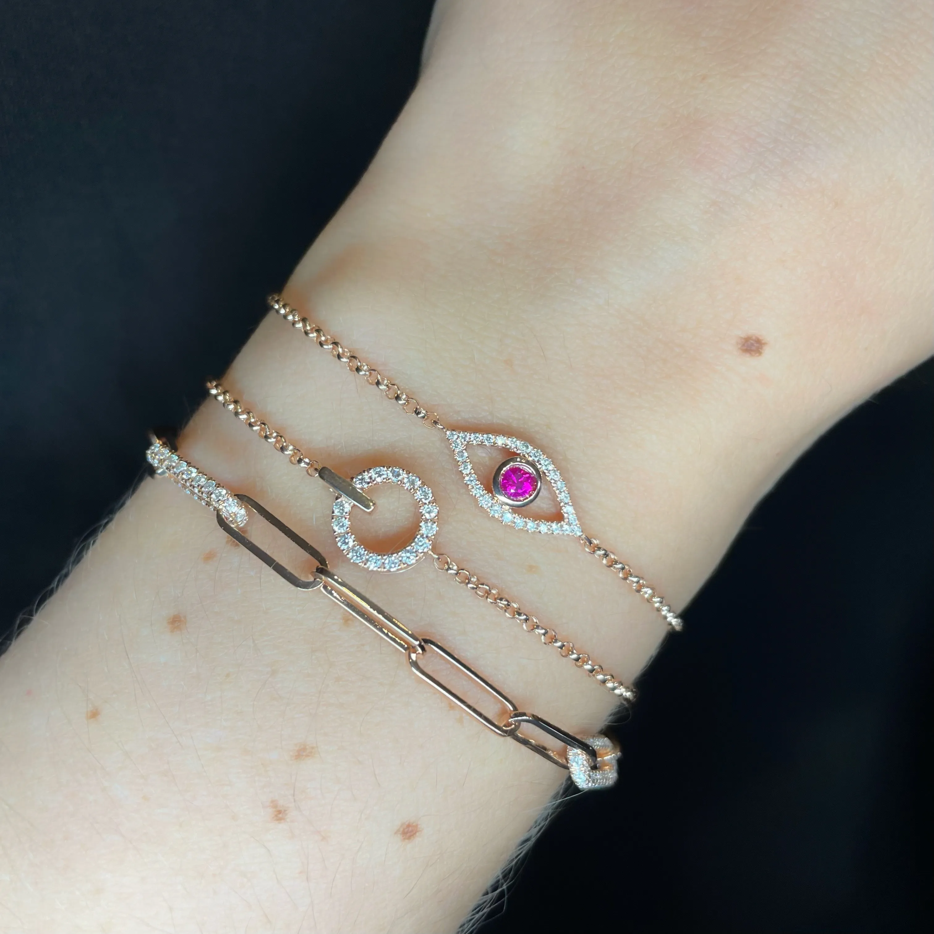 Pulsera en oro rosa con diamantes talla brillante.