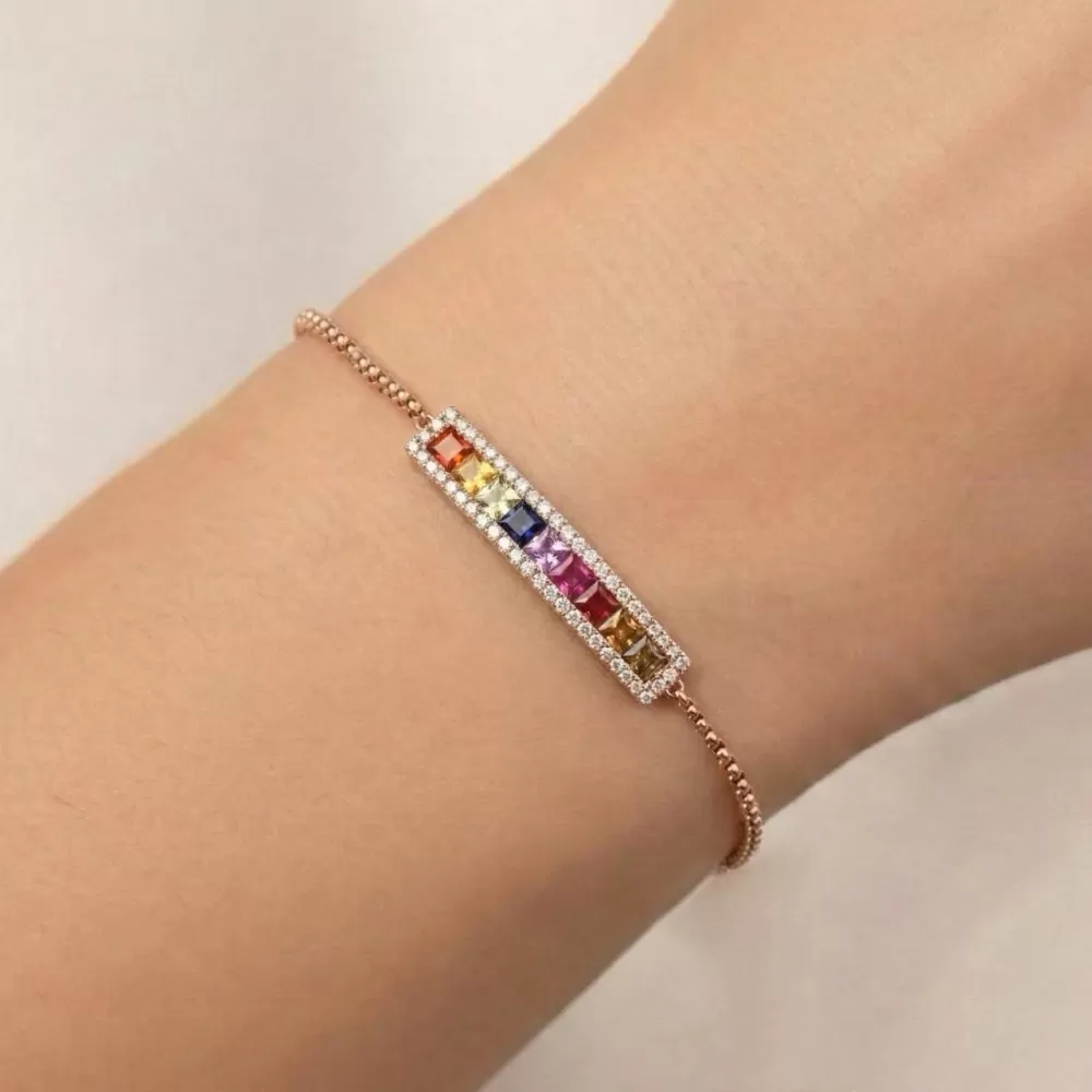 Pulsera en oro rosa con zafiros de colores talla princesa y diamantes talla brillante.