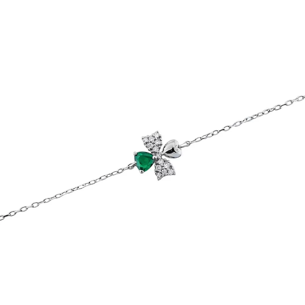 Pulsera en oro blanco con esmeralda talla corazón y diamantes talla brillante.